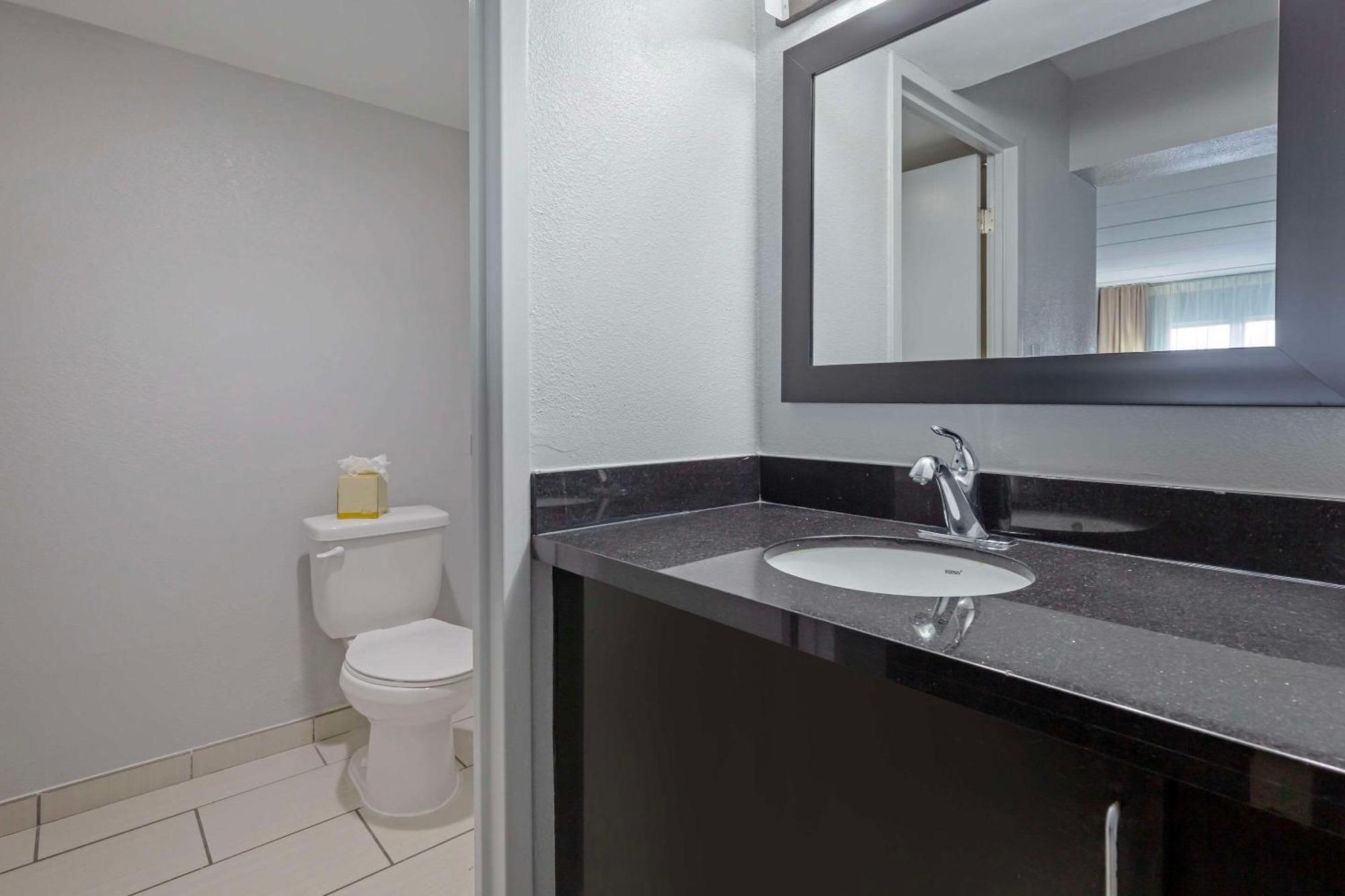 Clarion Hotel & Suites BWI Airport North Балтимор Екстериор снимка