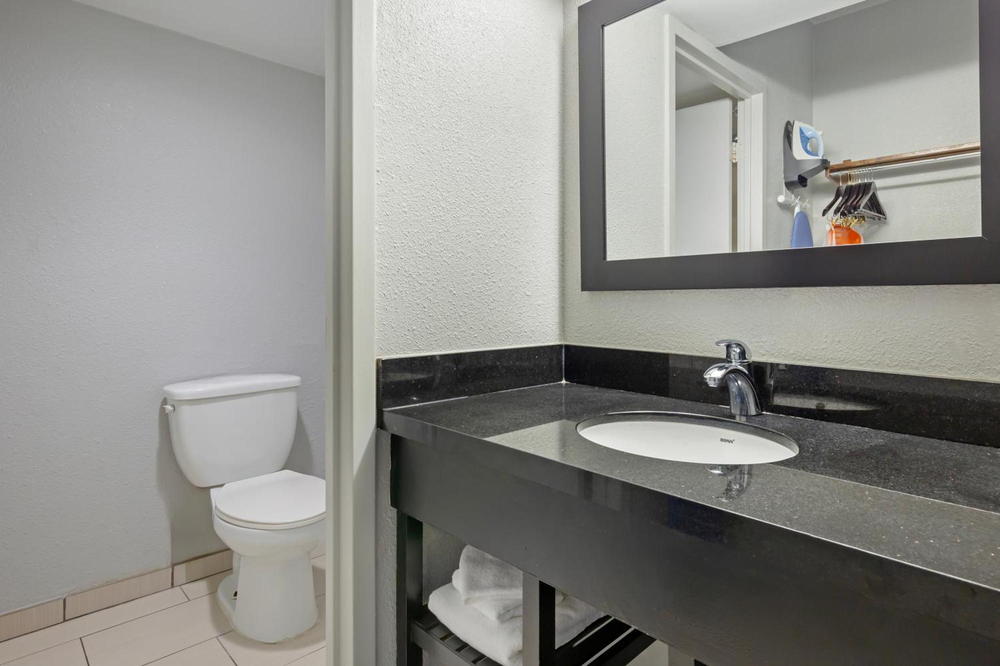 Clarion Hotel & Suites BWI Airport North Балтимор Екстериор снимка