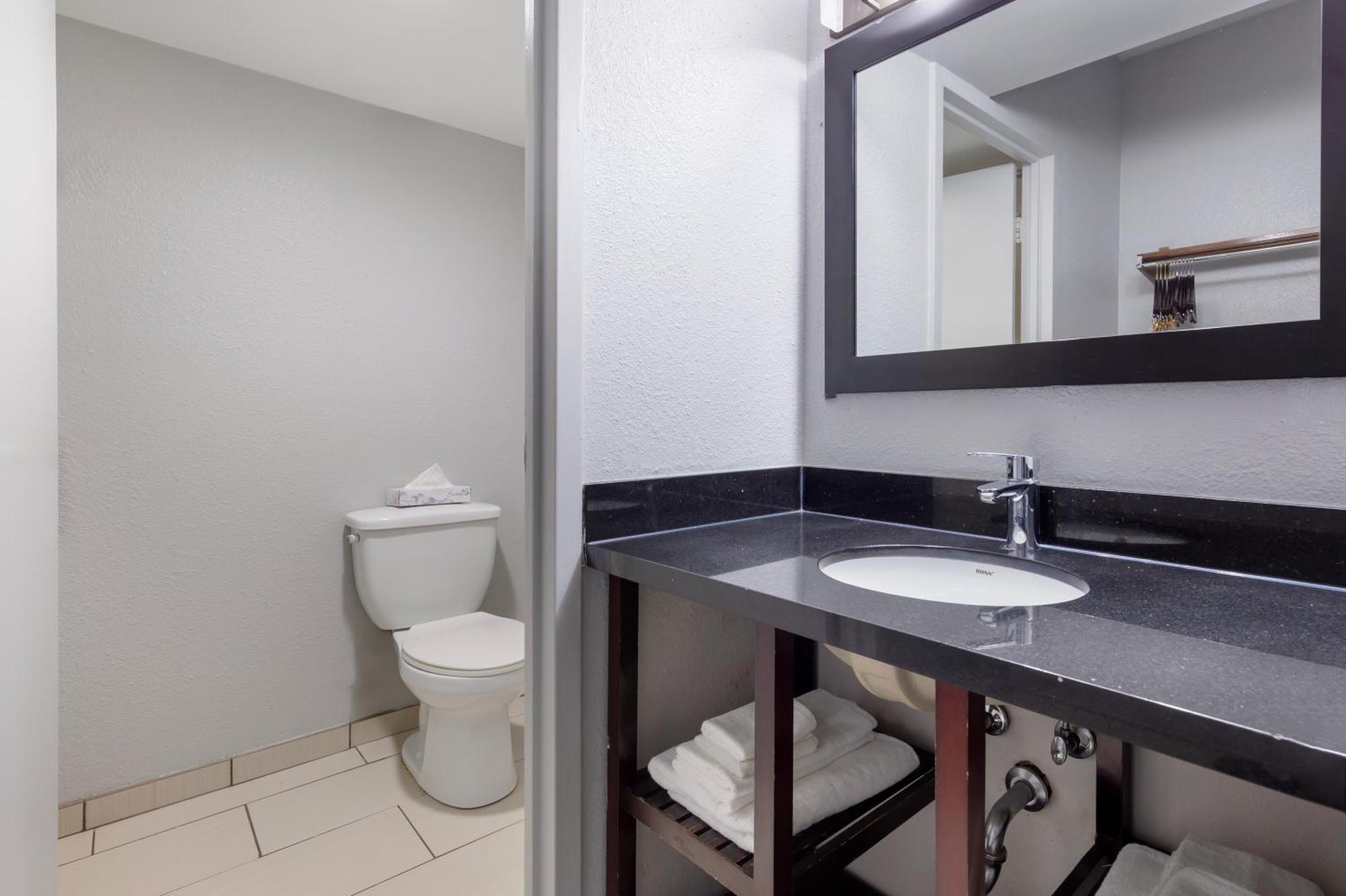 Clarion Hotel & Suites BWI Airport North Балтимор Екстериор снимка