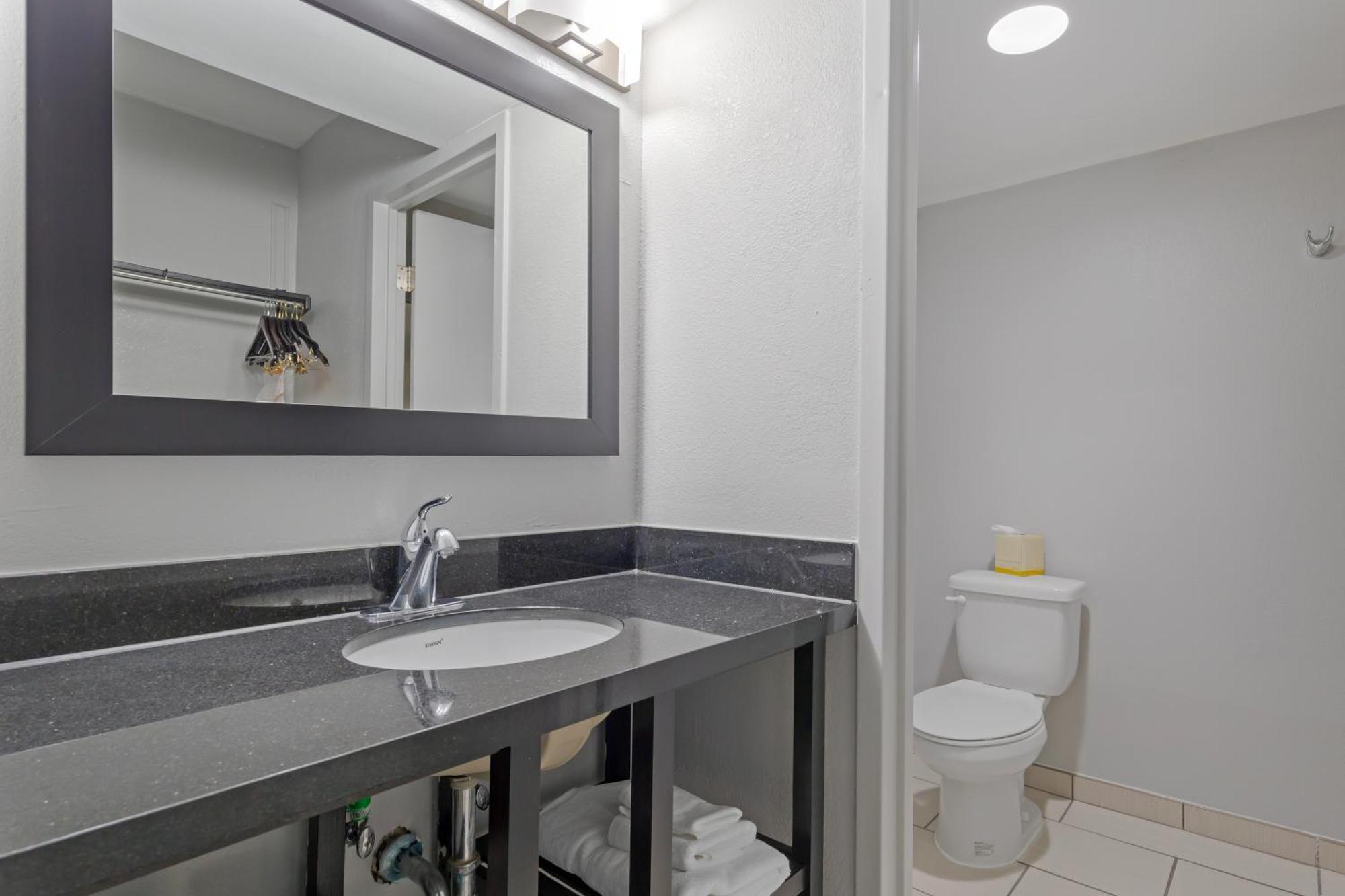 Clarion Hotel & Suites BWI Airport North Балтимор Екстериор снимка